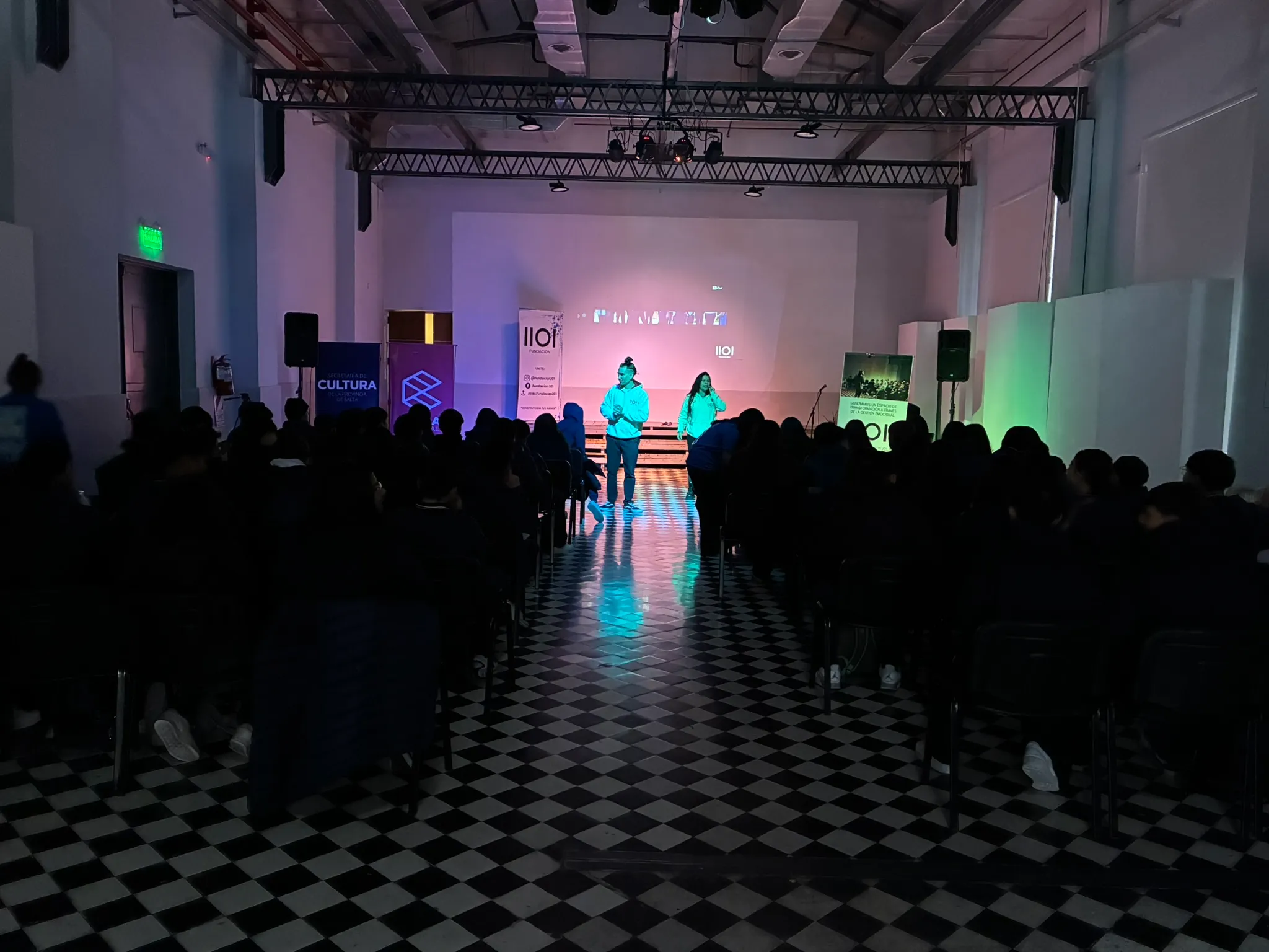 Jóvenes participando en una actividad de Fundación 201